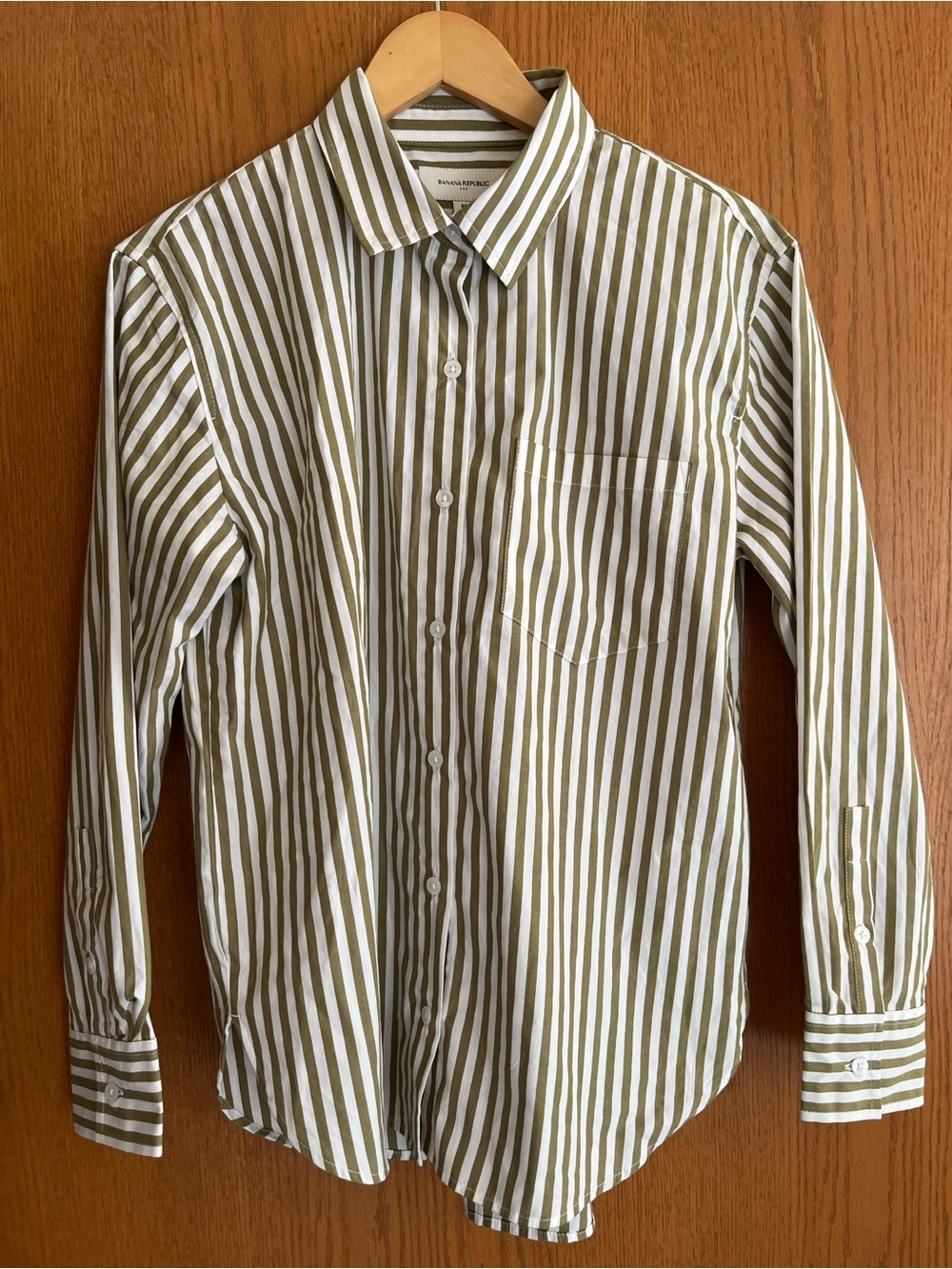 Banana Republic Vertical Stripes Dress Shirt Button Down Size Medium 100% cotton